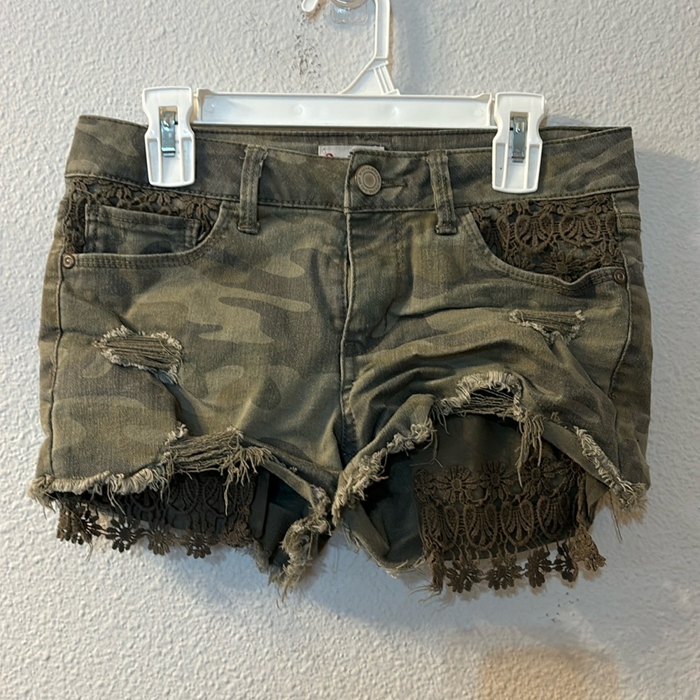 SO adjustable waist camo shorts size 14